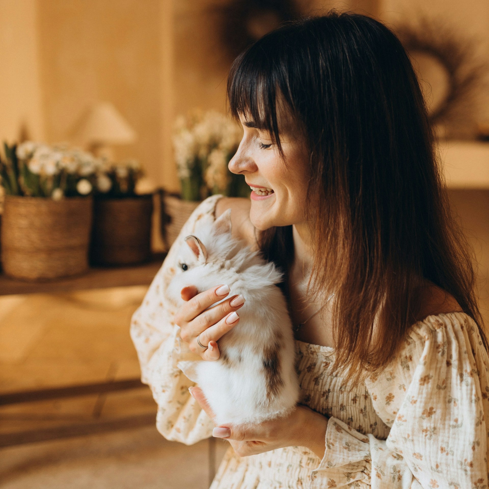 women-is-playing-with-her-rabit